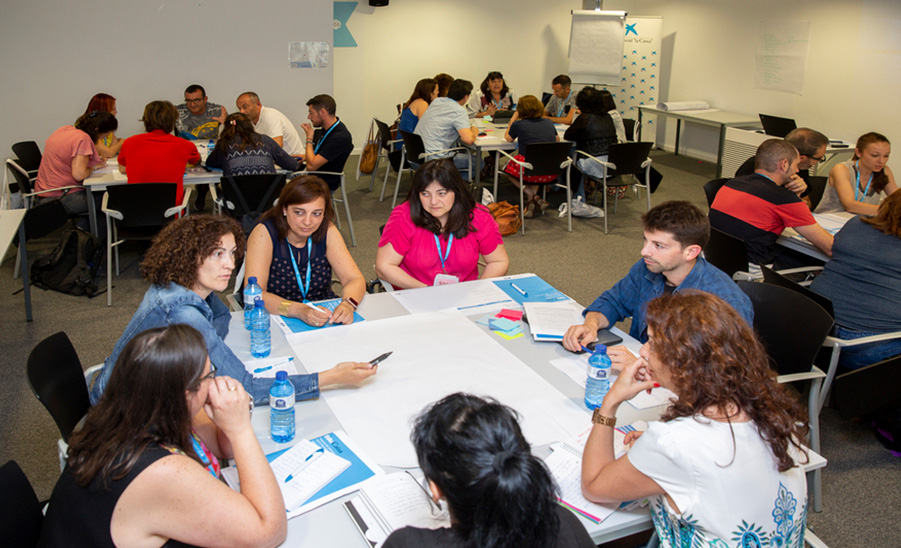 La evidencia muestra cómo el liderazgo docente puede mejorar los resultados del alumnado
